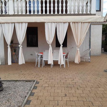 Apartment Margareta By El-Pi Tours Njivice Exterior photo