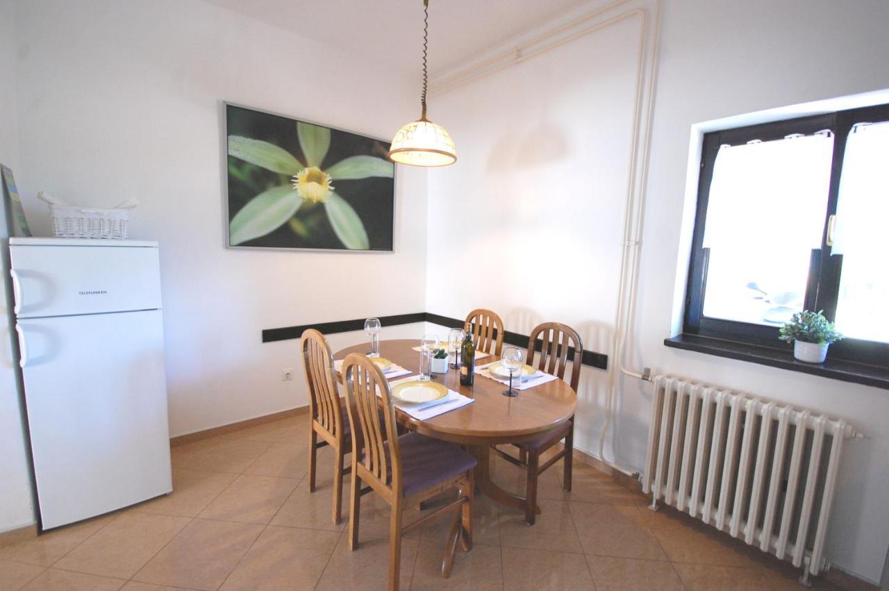 Apartment Margareta By El-Pi Tours Njivice Exterior photo