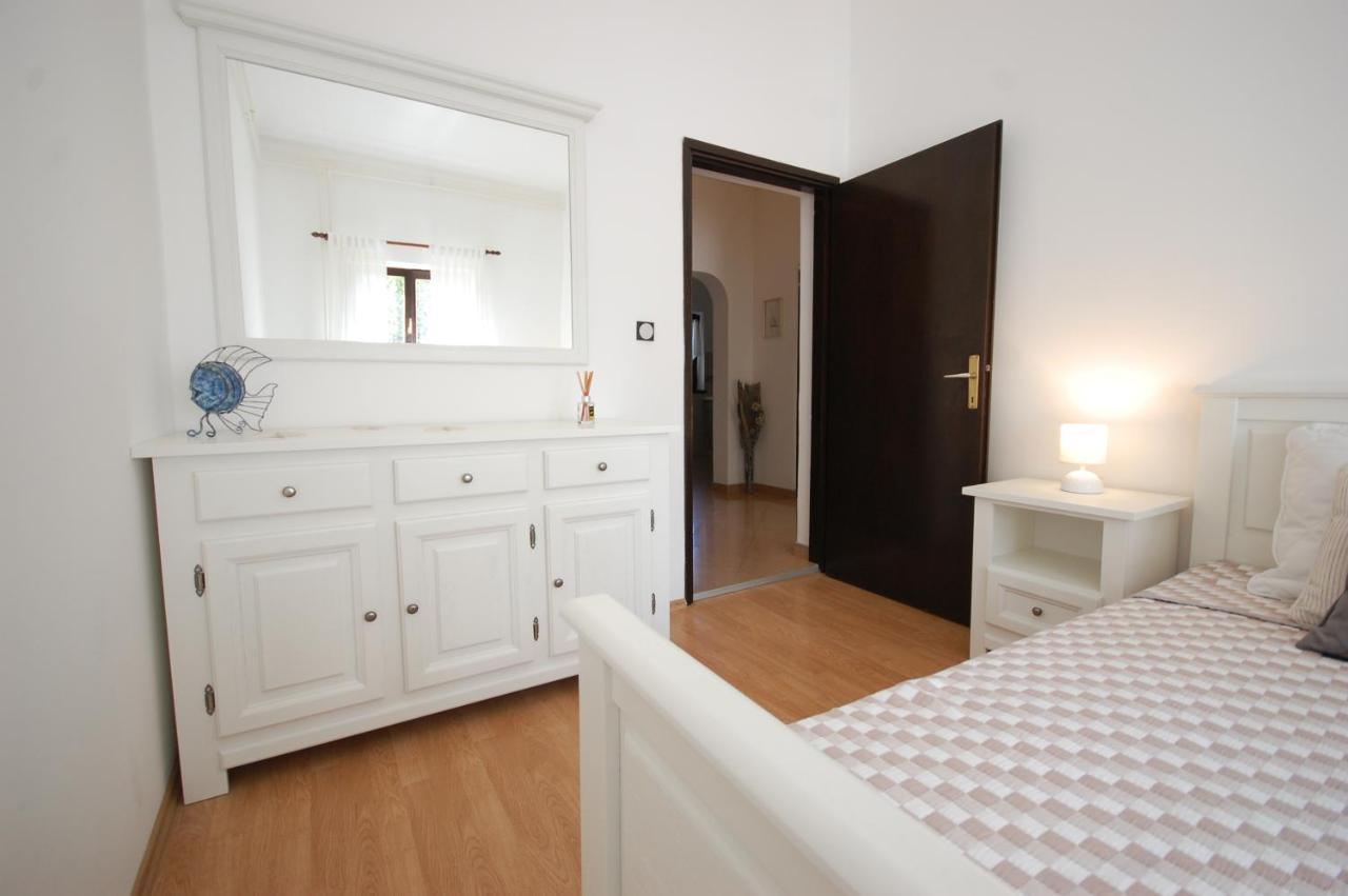 Apartment Margareta By El-Pi Tours Njivice Exterior photo